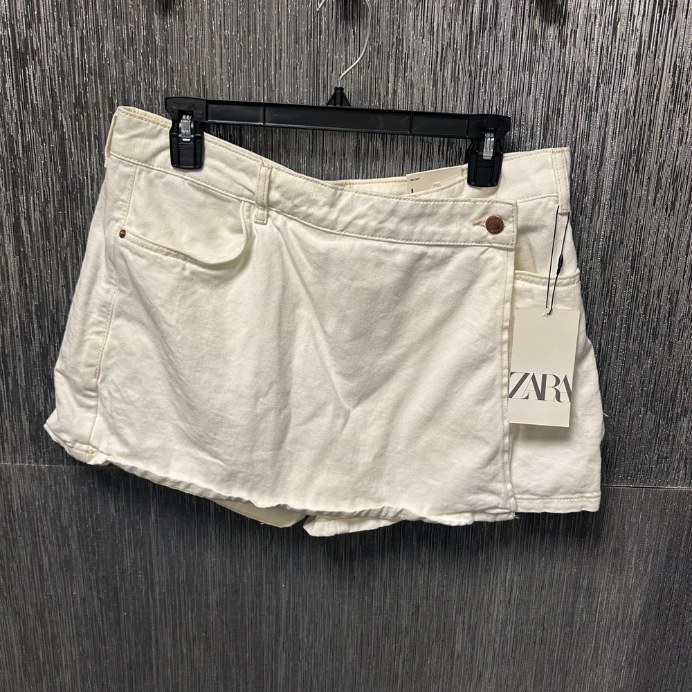 New with tags! Zara Women's Off-White Skorts